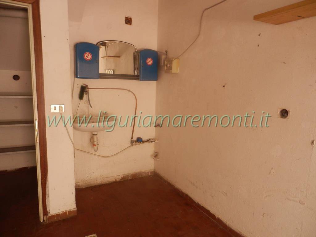 Box o garage in affitto a Savona, Valloria