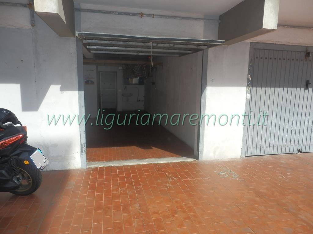 Box o garage in affitto a Savona, Valloria