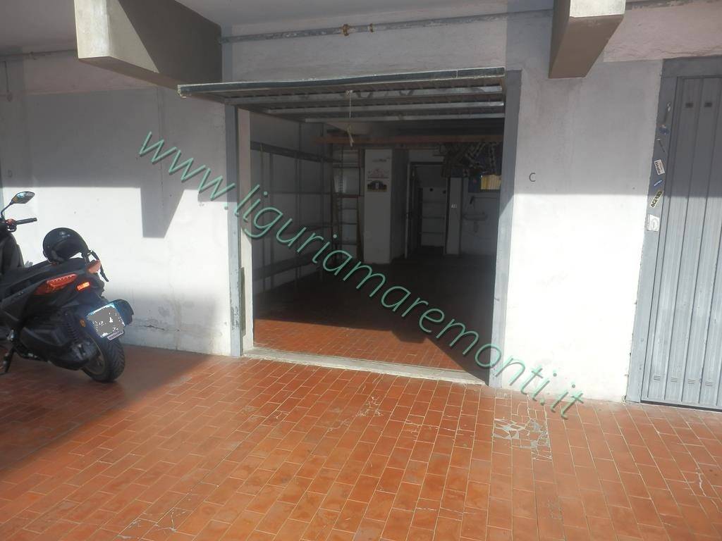 Box o garage in affitto a Savona, Valloria