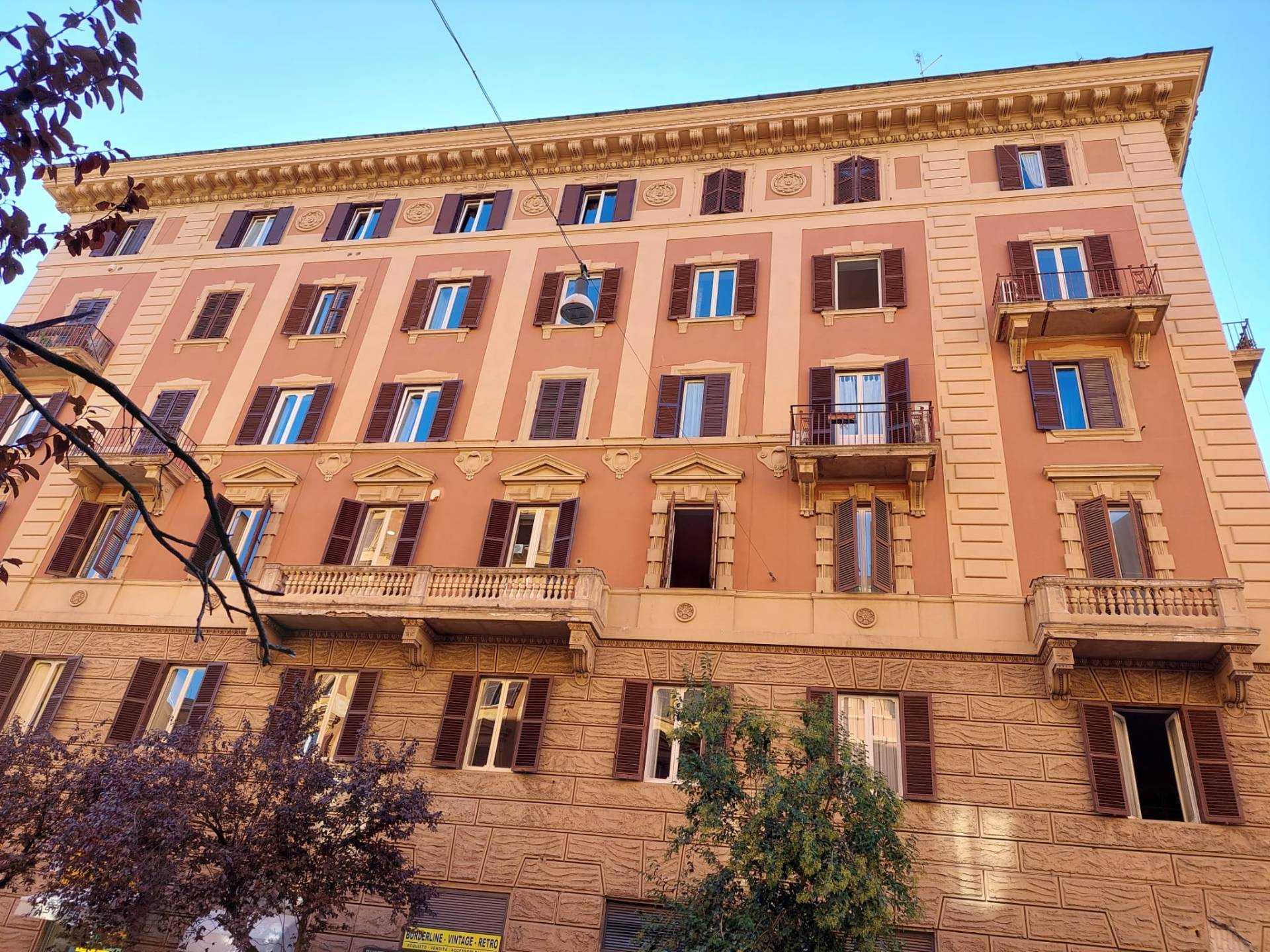 Locale commerciale in vendita a Roma, Prati