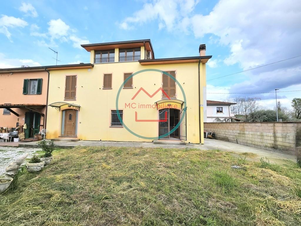 Casa indipendente con giardino a Pescia