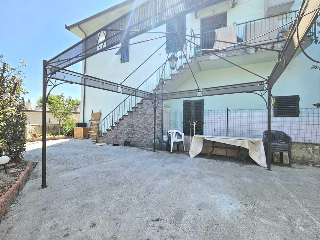 Appartamento con terrazzo, Buggiano borgo a
