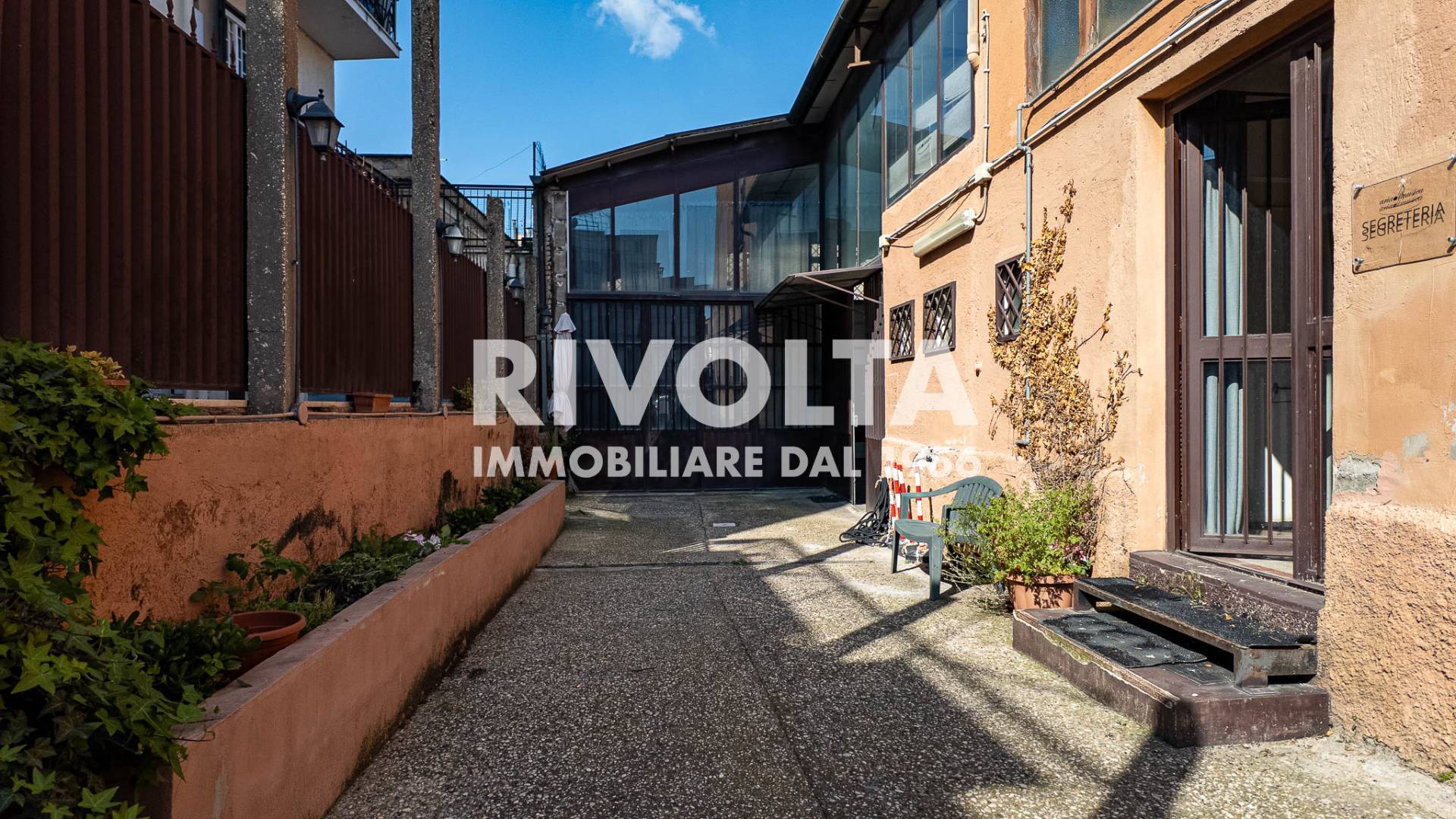 Locale commerciale in vendita a Roma, Casilina