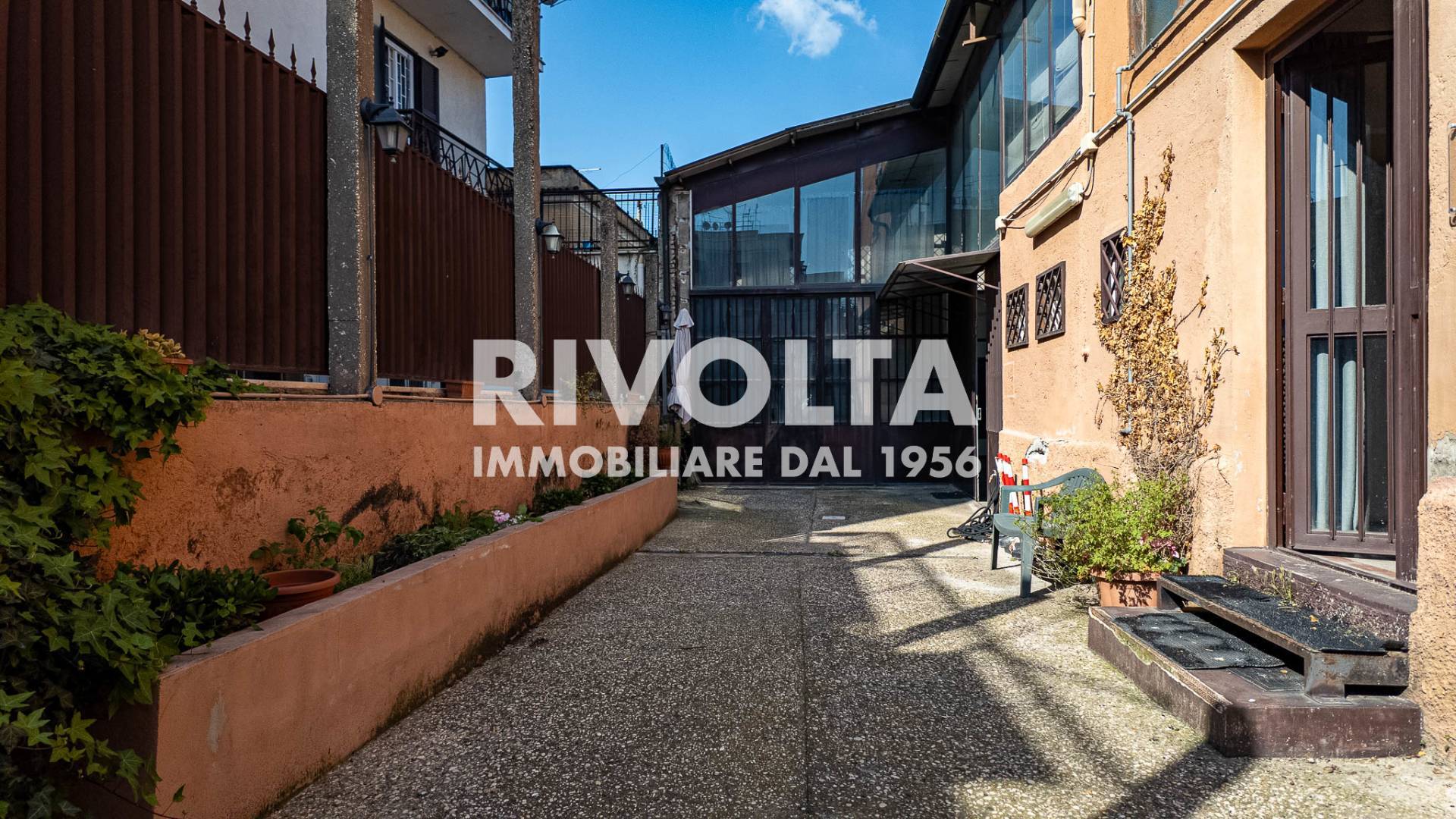 Locale commerciale in vendita a Roma, Casilina