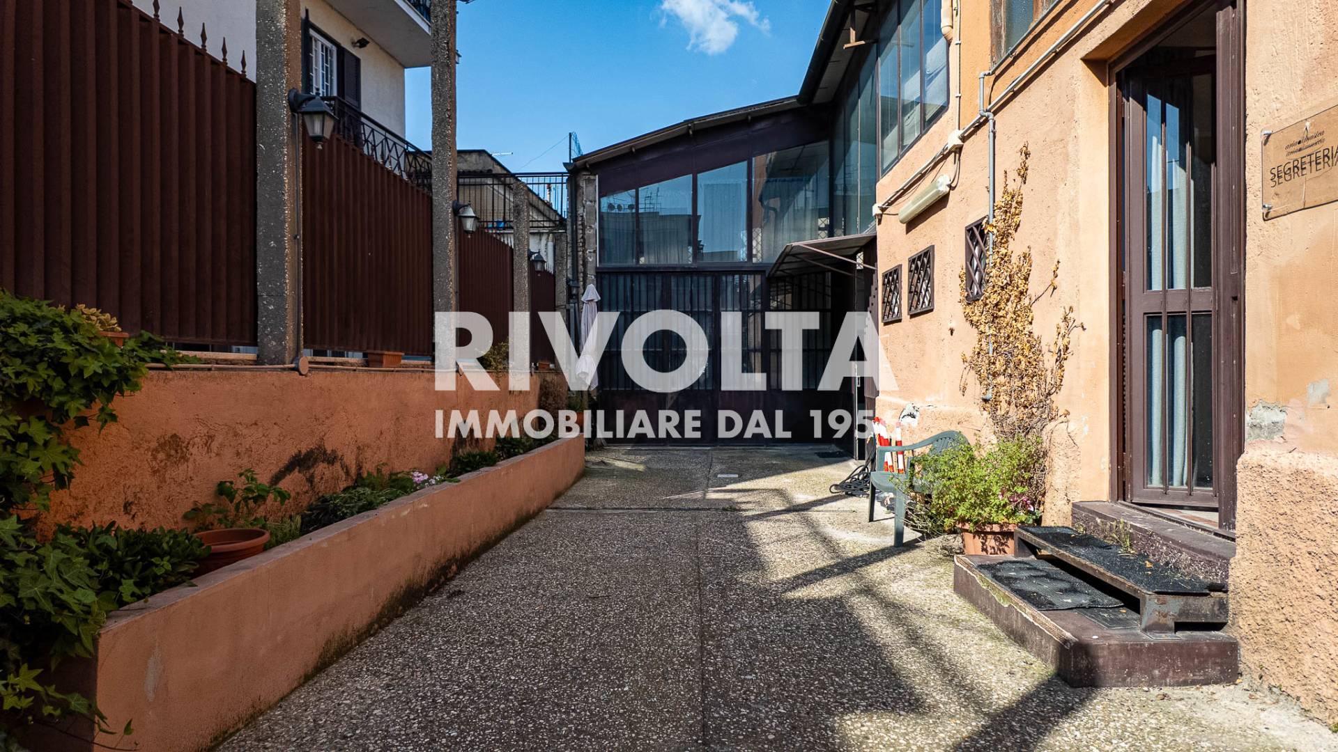 Locale commerciale in vendita a Roma, Casilina