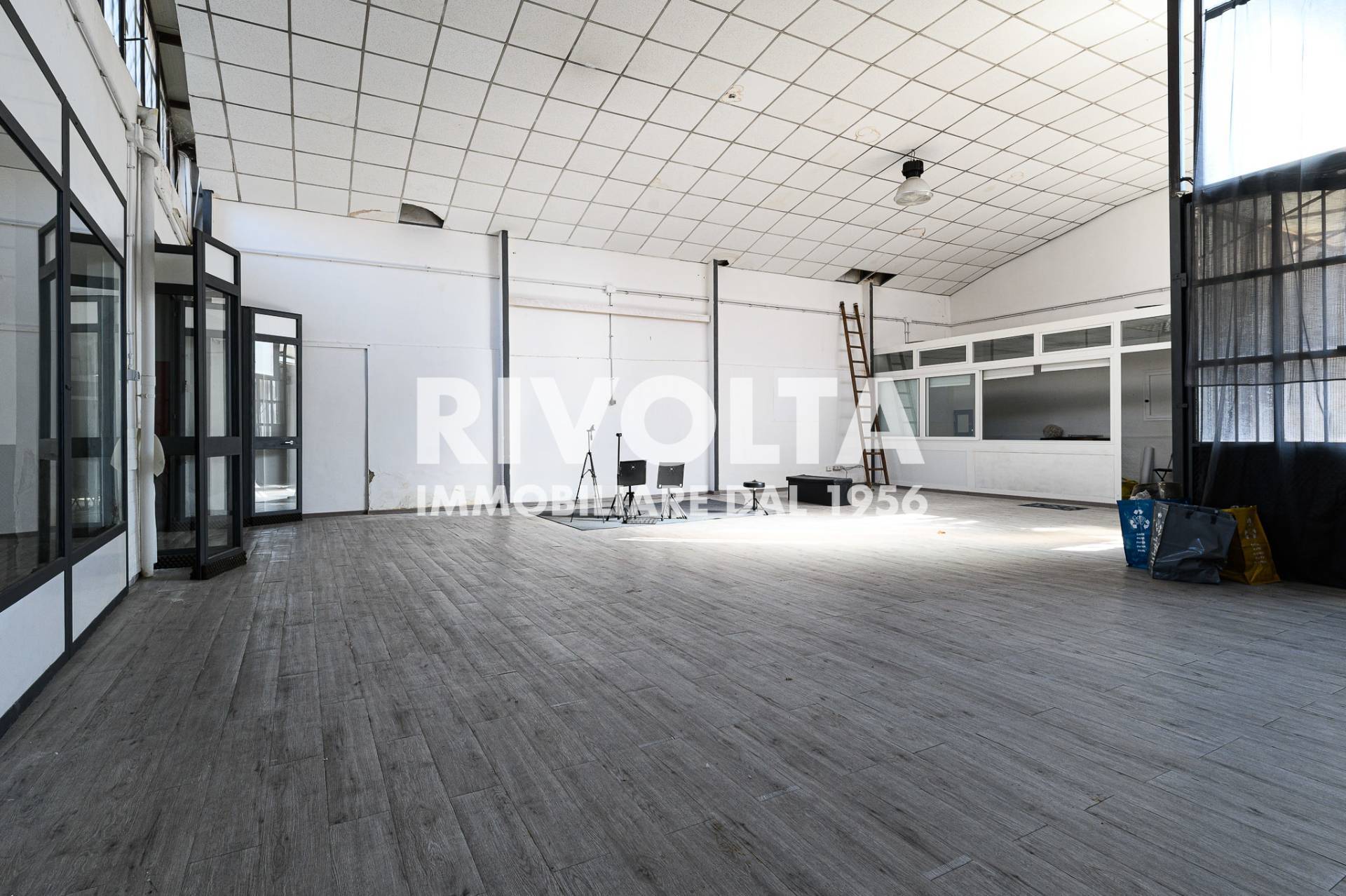 Locale commerciale in vendita a Roma, Casilina