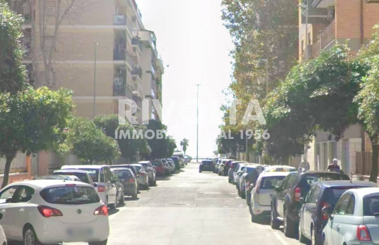 Locale commerciale in vendita a Roma, Ostia