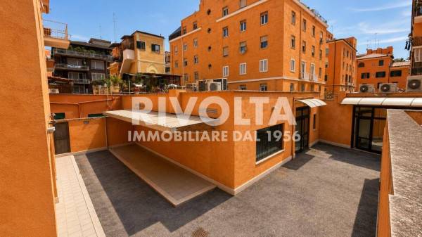 Locale commerciale in affitto a Roma, Appia Nuova