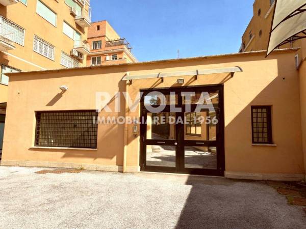 Locale commerciale in affitto a Roma, Appia Nuova