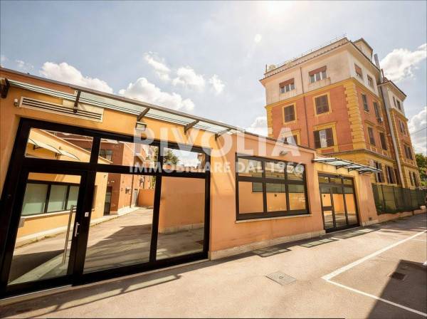 Locale commerciale in affitto a Roma, Appia Nuova