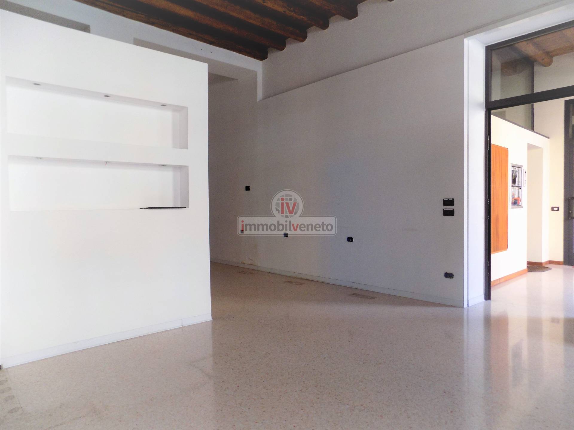 Attivit commerciale in affitto a Lonigo