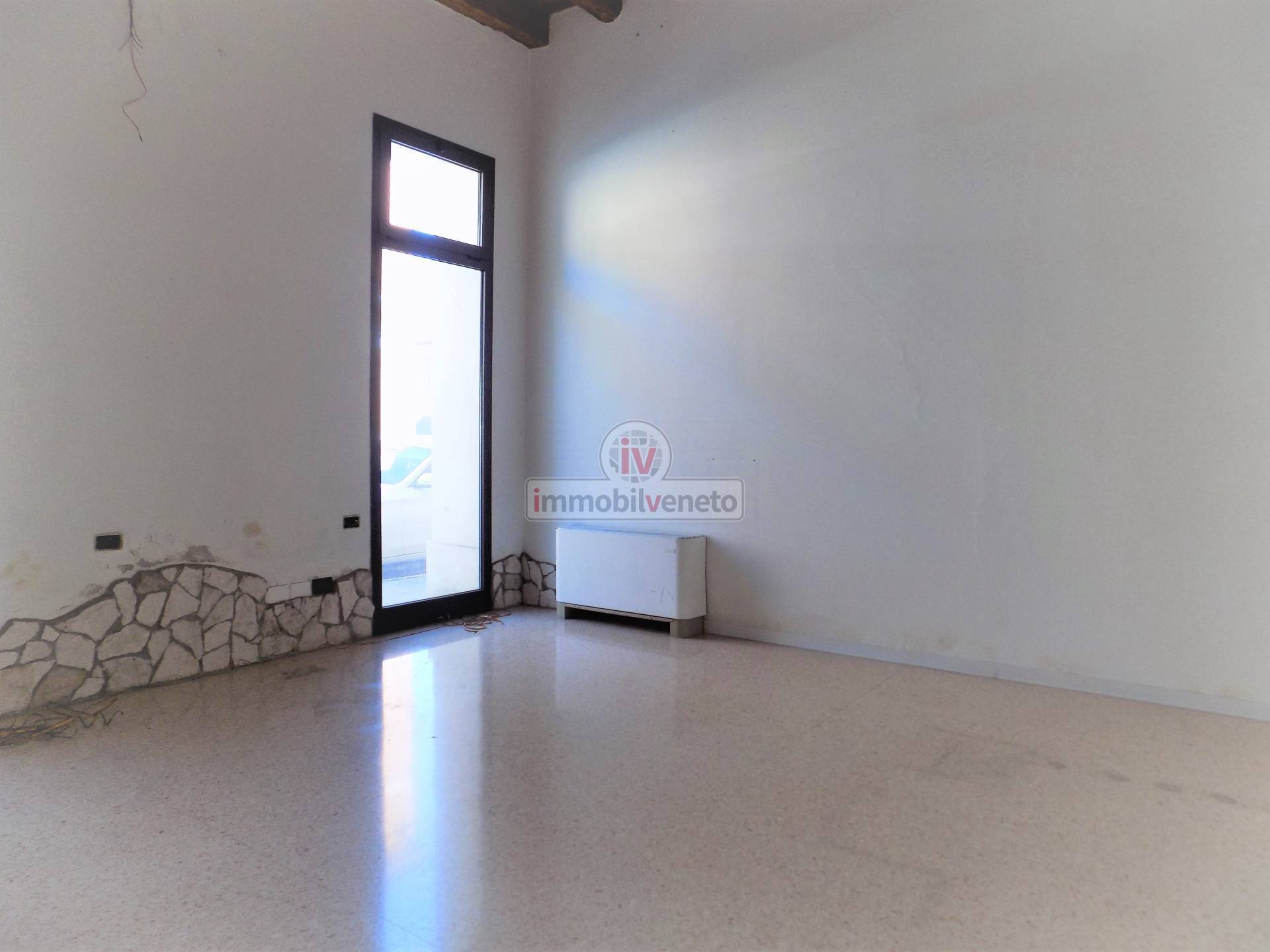 Attivit commerciale in affitto a Lonigo