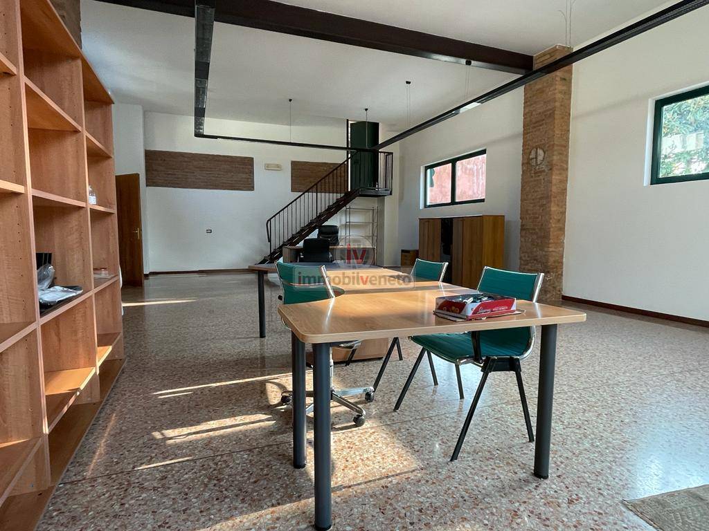 Attivit commerciale in affitto a Montebello Vicentino