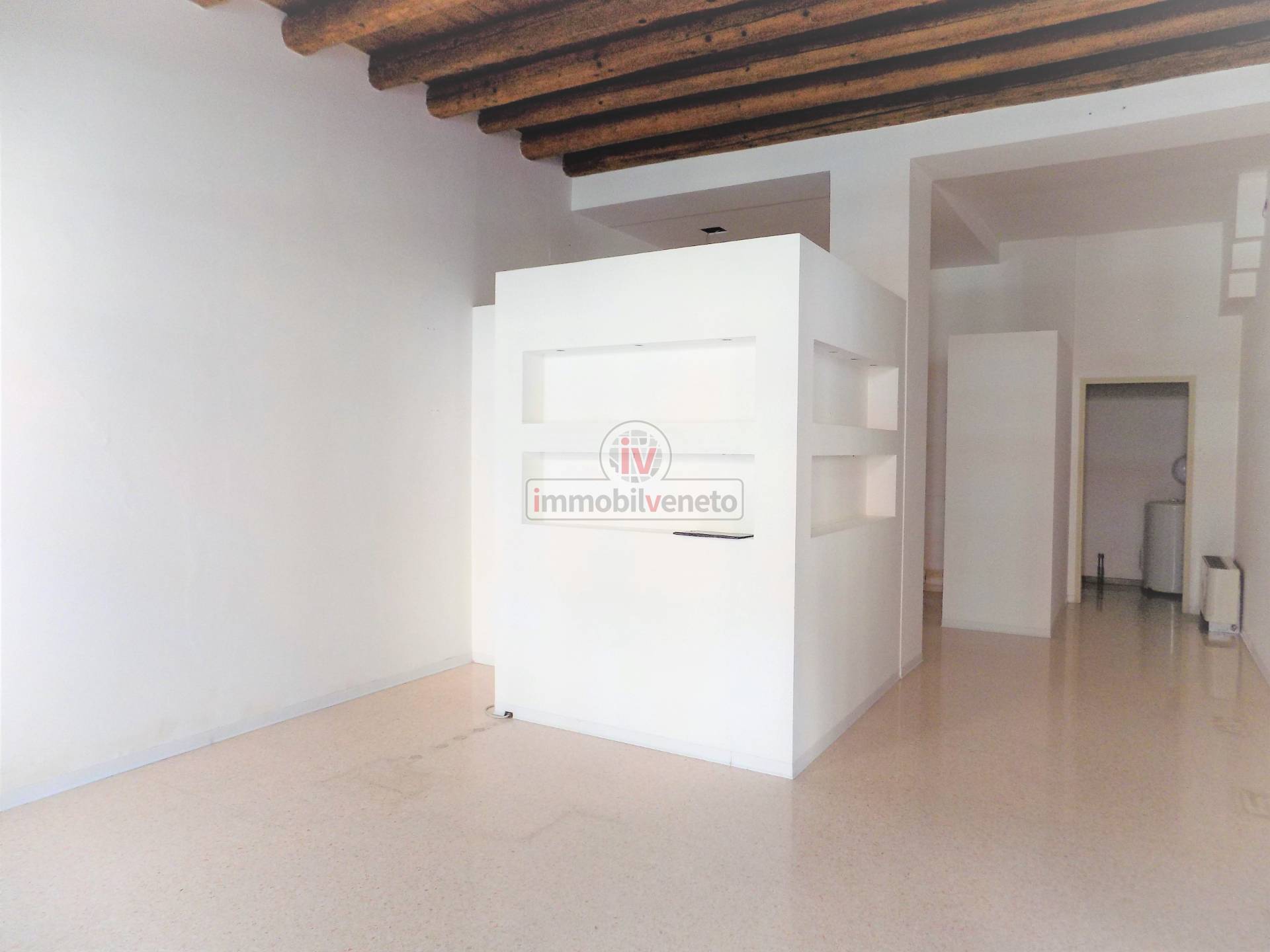 Attivit commerciale in affitto a Lonigo