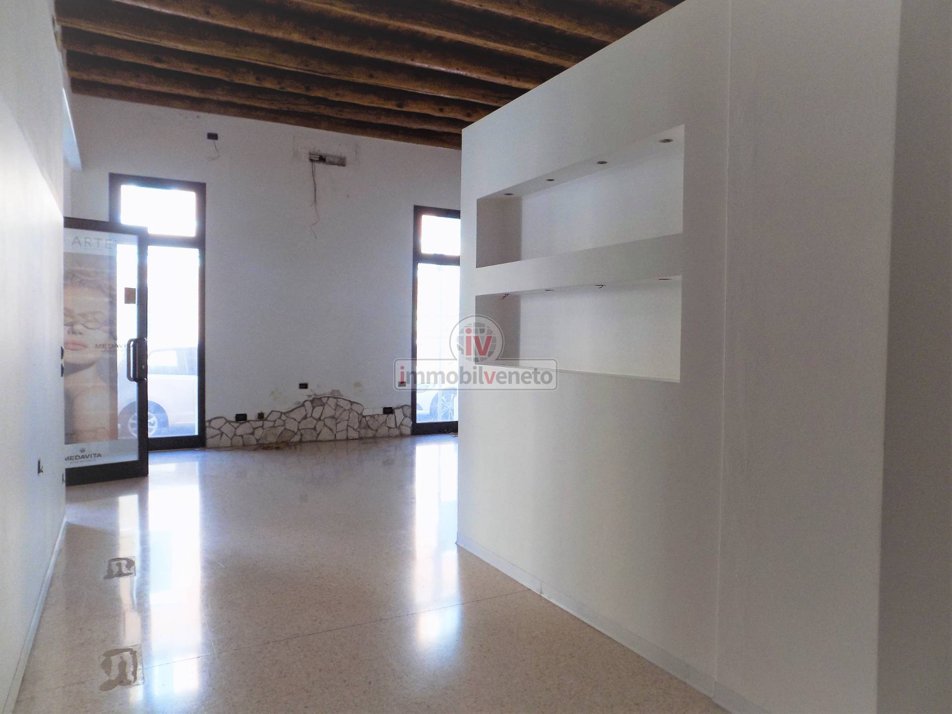 Attivit commerciale in affitto a Lonigo