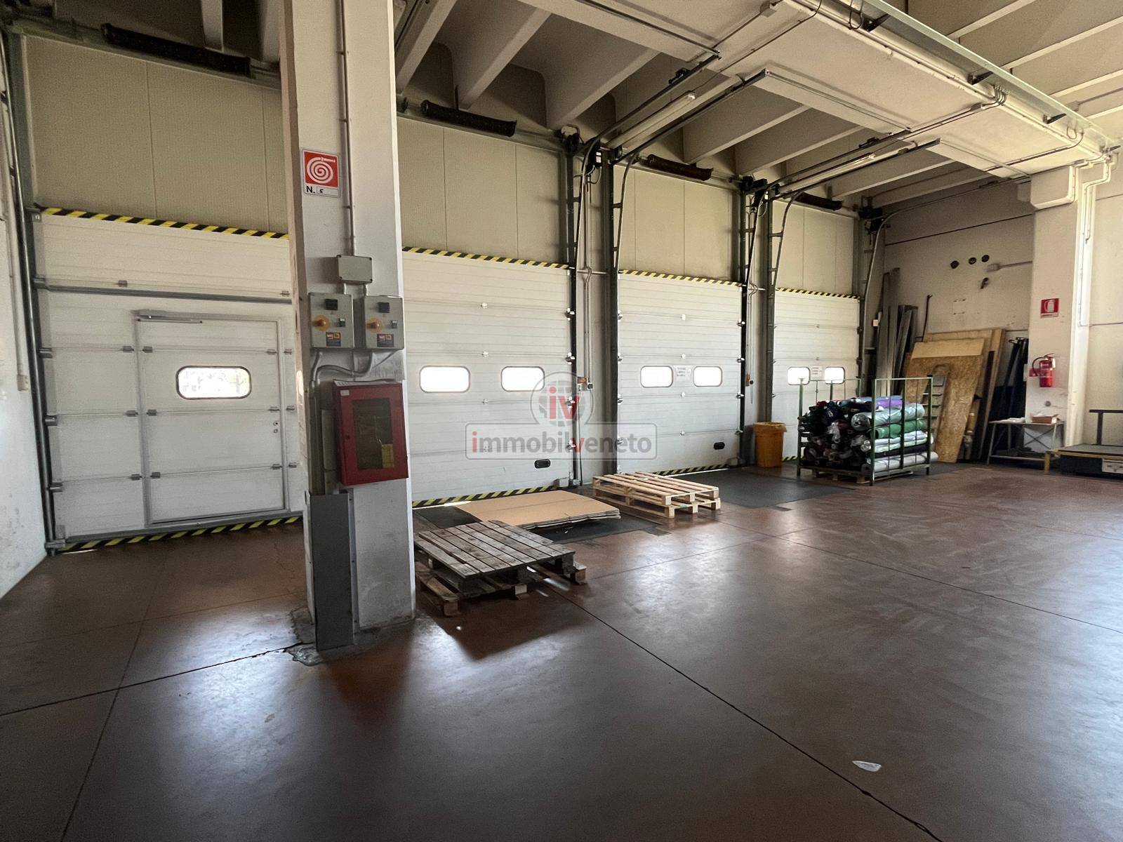 Capannone in vendita a Trissino