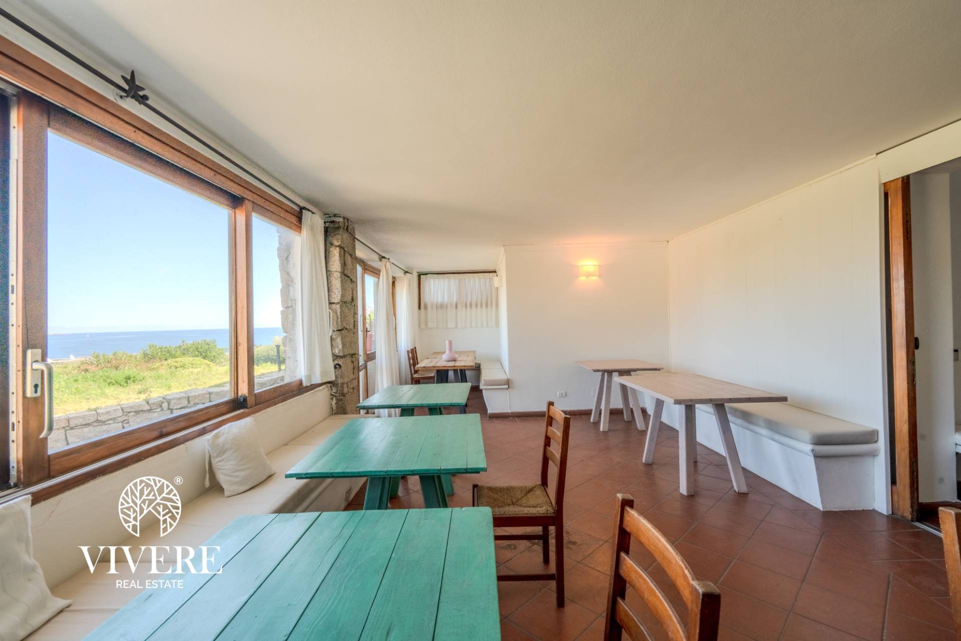 Locale commerciale in vendita a Olbia, Portisco