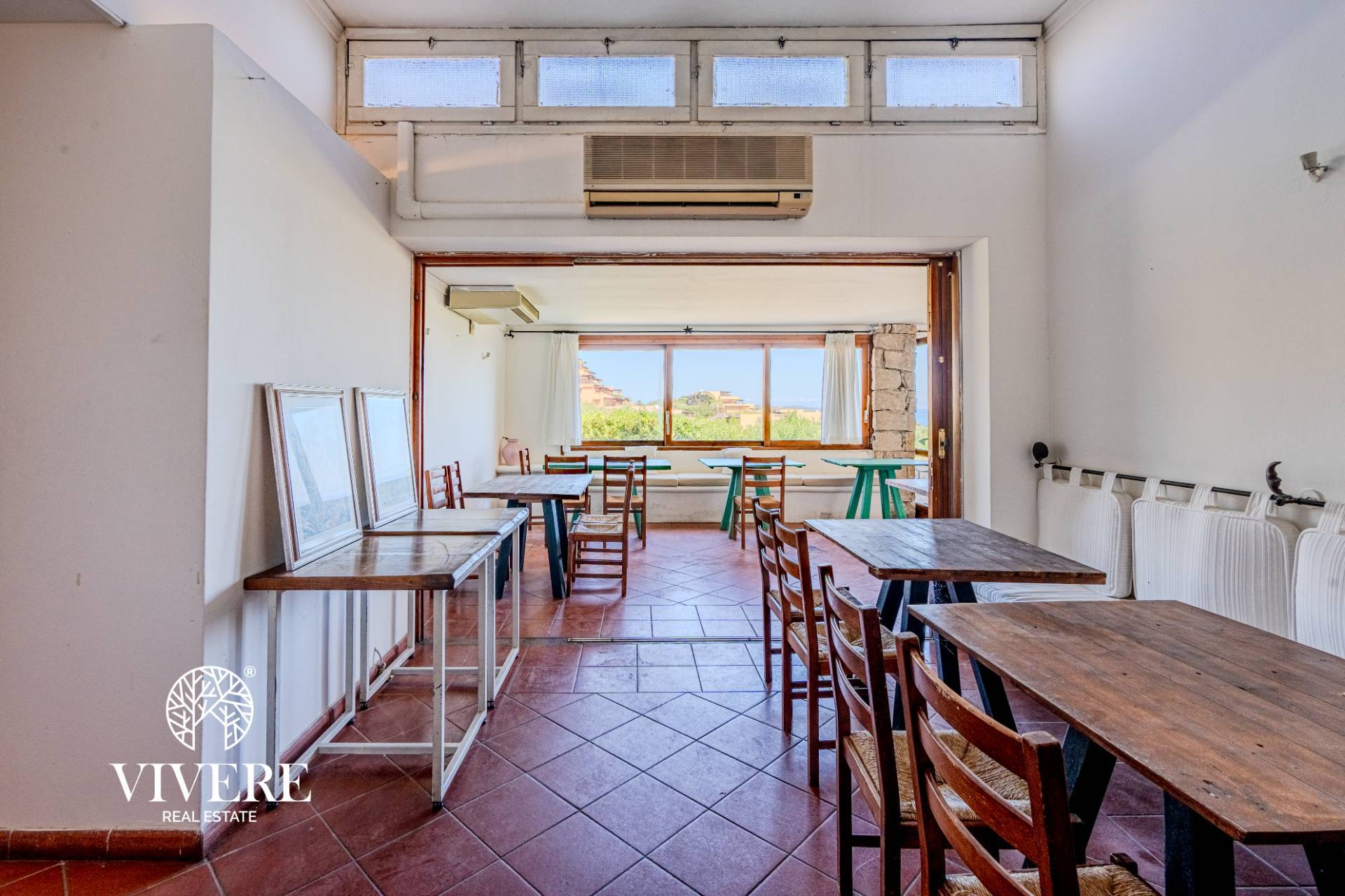 Locale commerciale in vendita a Olbia, Portisco