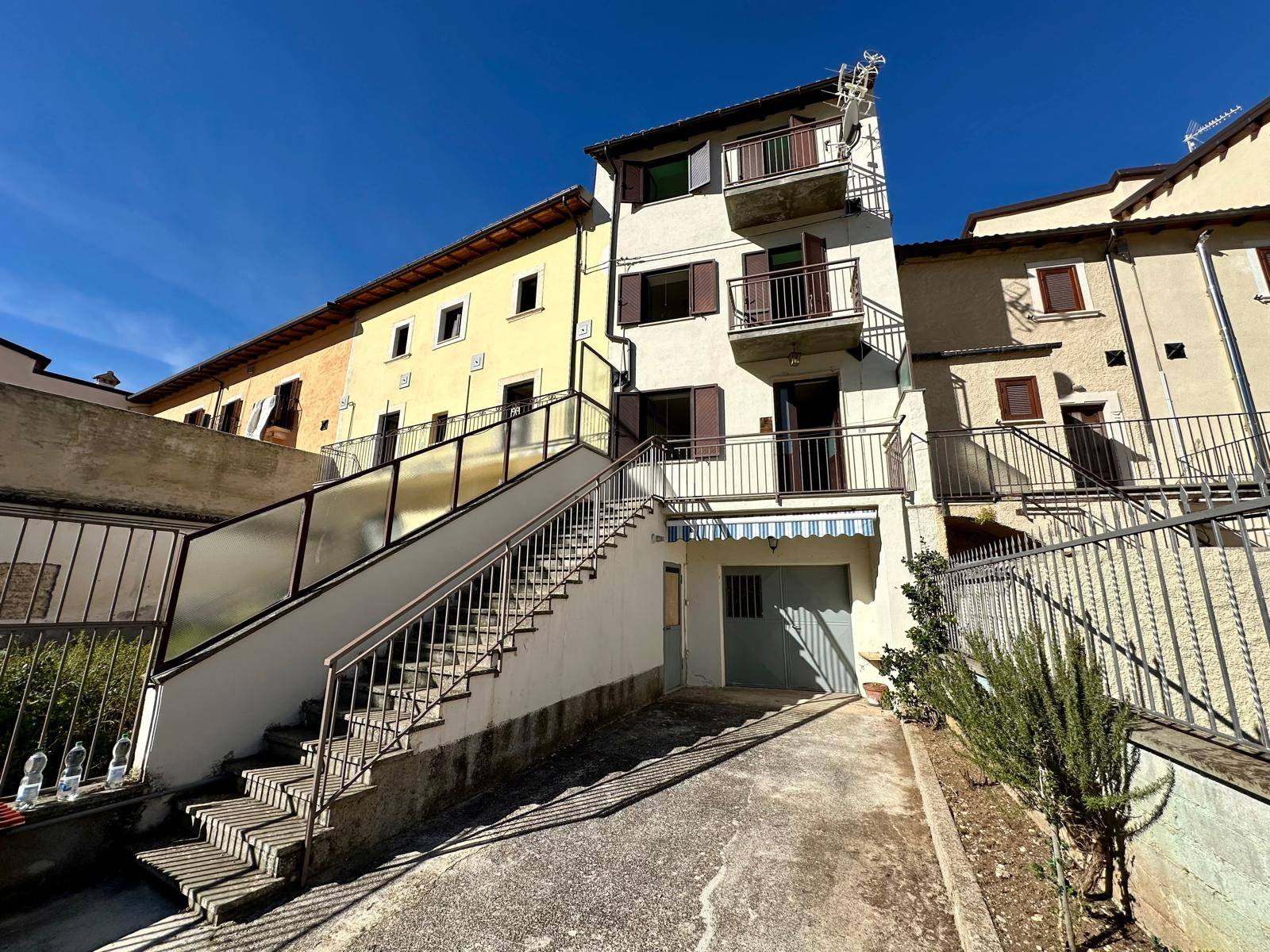 Casa indipendente con terrazzo a Caporciano