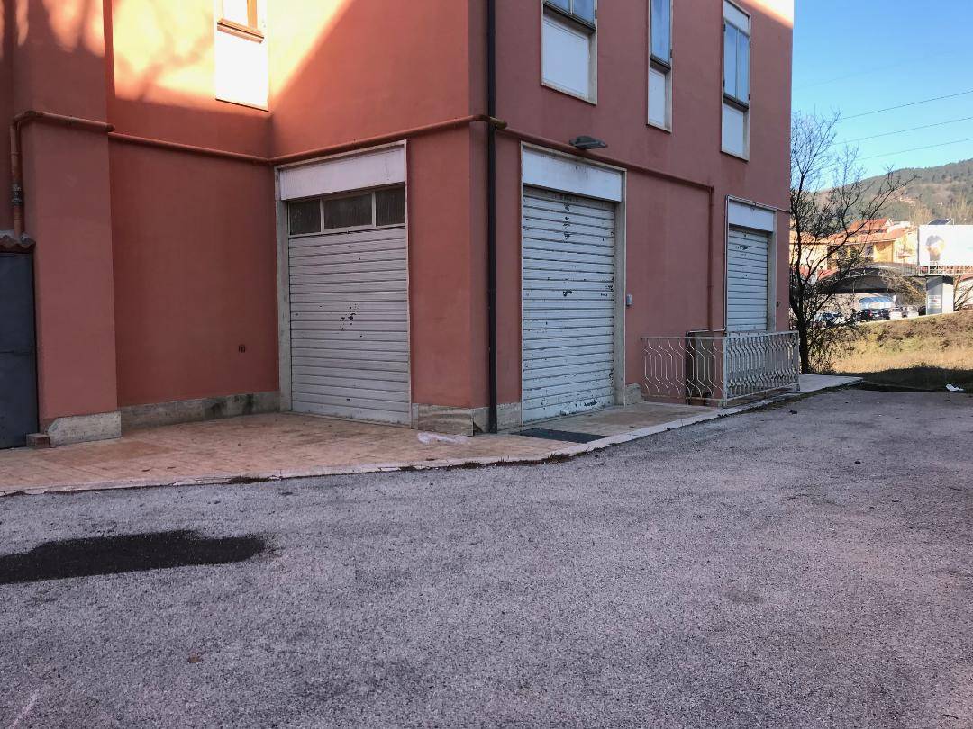 Locale commerciale in affitto a L'Aquila, Torrione