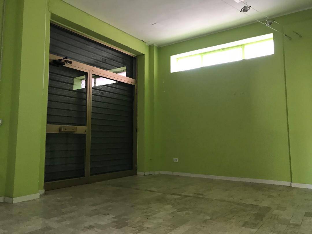 Locale commerciale in affitto a L'Aquila, Torrione