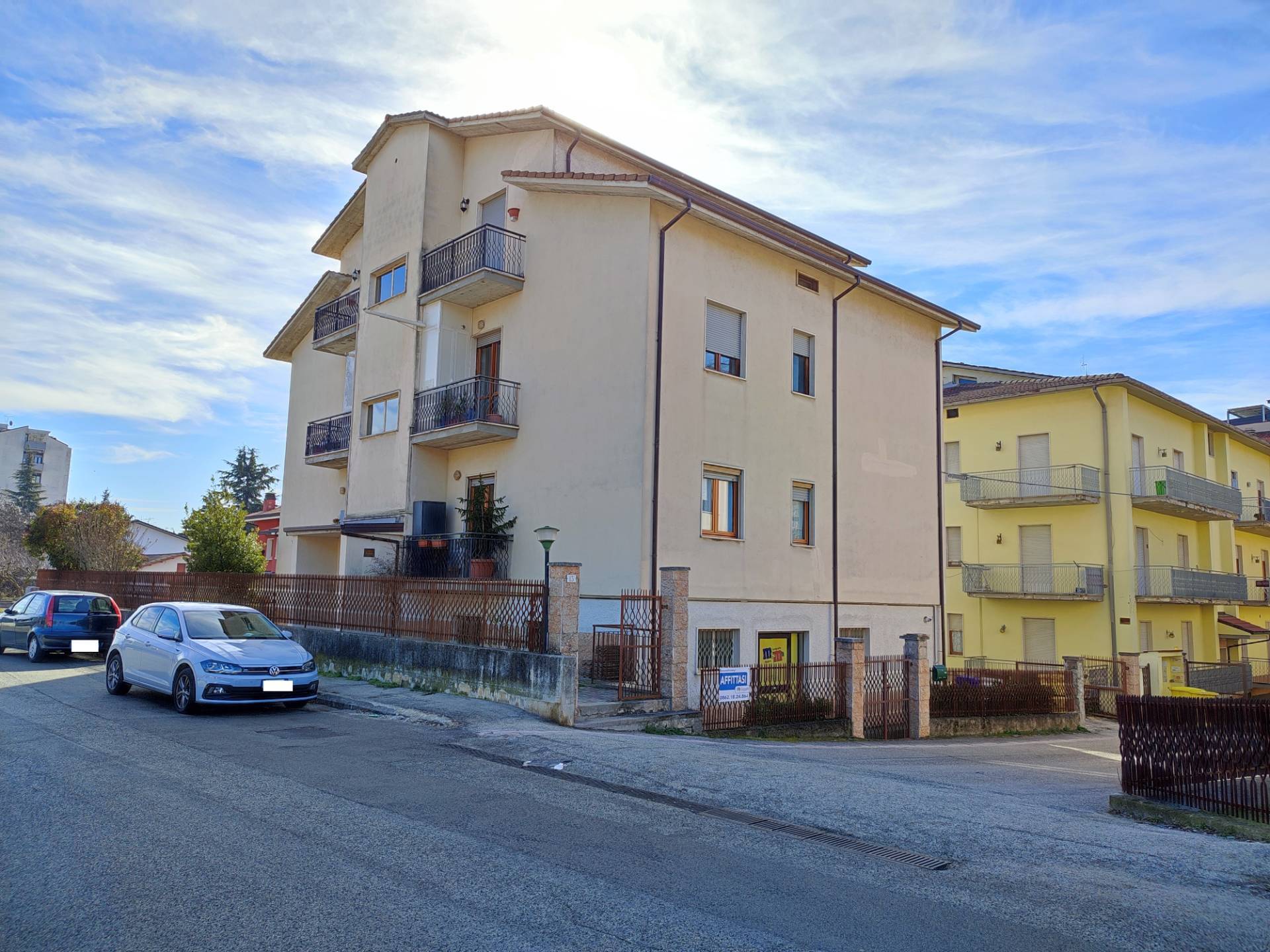 Locale commerciale in affitto a L'Aquila, Pettino