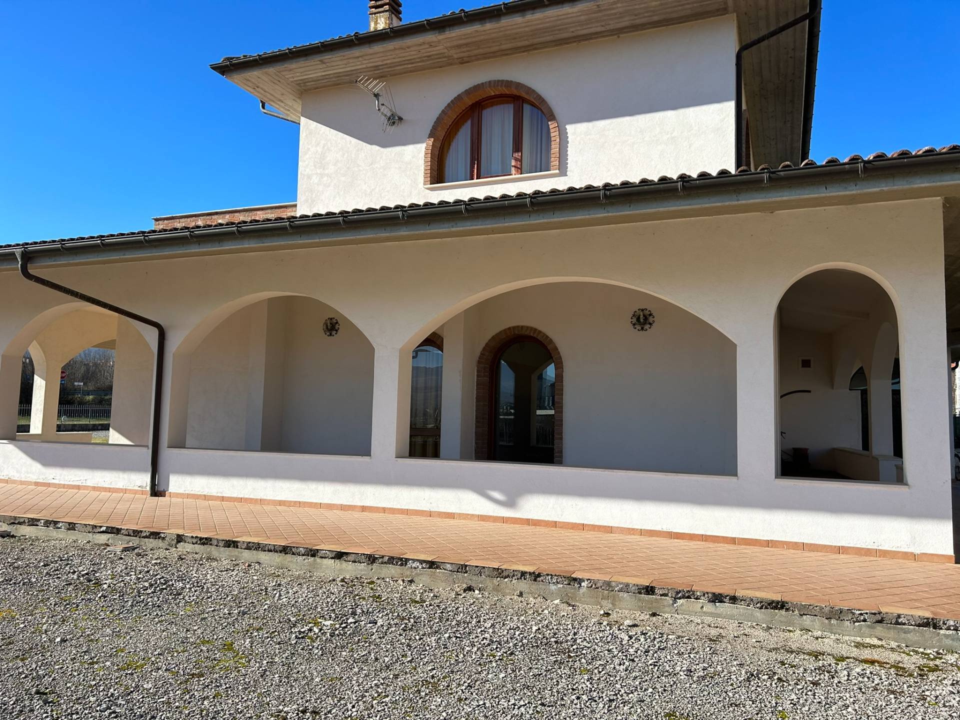 Locale commerciale in vendita a L'Aquila, Cese