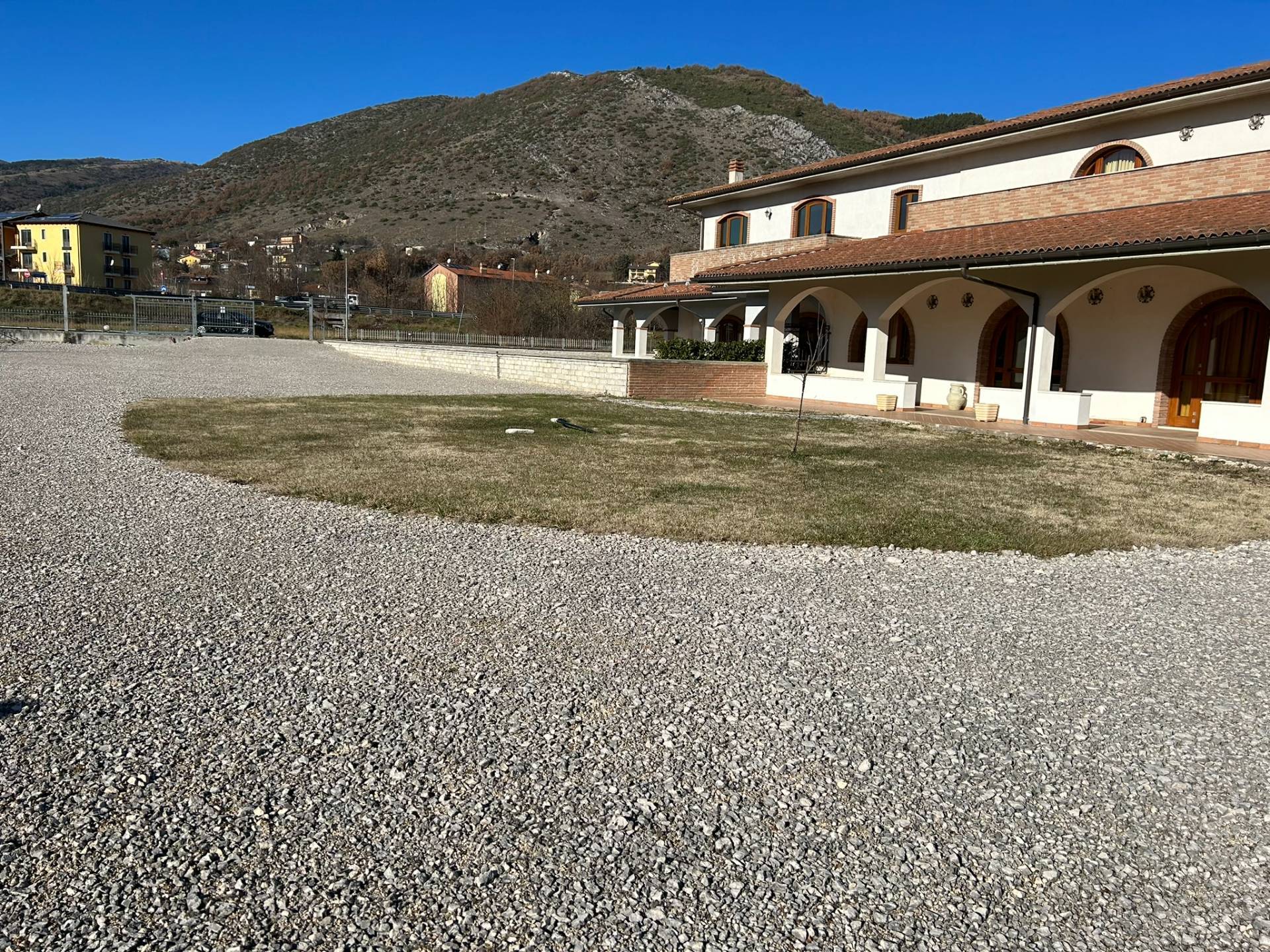 Locale commerciale in vendita a L'Aquila, Cese