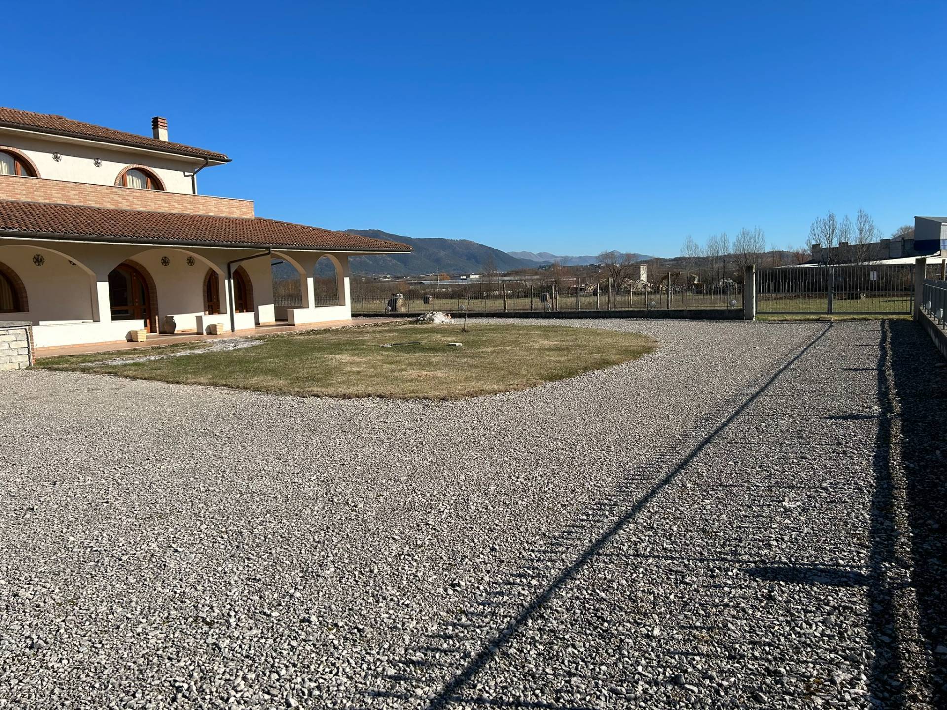 Locale commerciale in vendita a L'Aquila, Cese