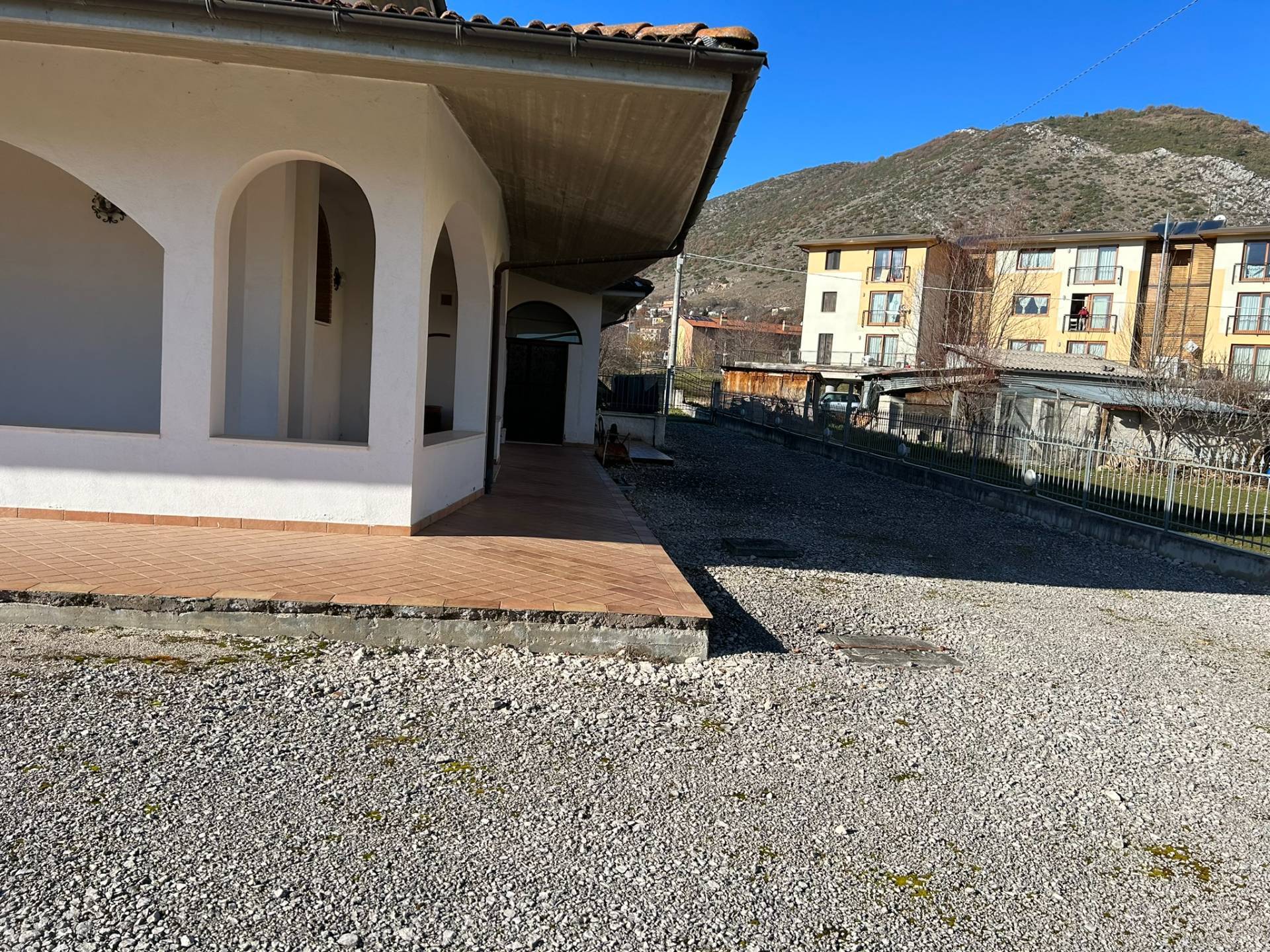 Locale commerciale in vendita a L'Aquila, Cese