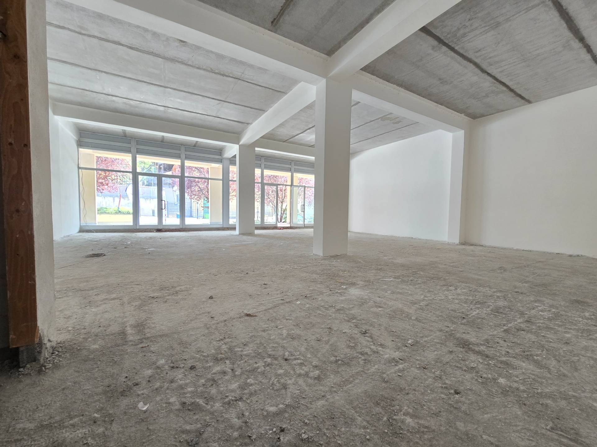 Locale commerciale in vendita a L'Aquila, Via della Croce Rossa