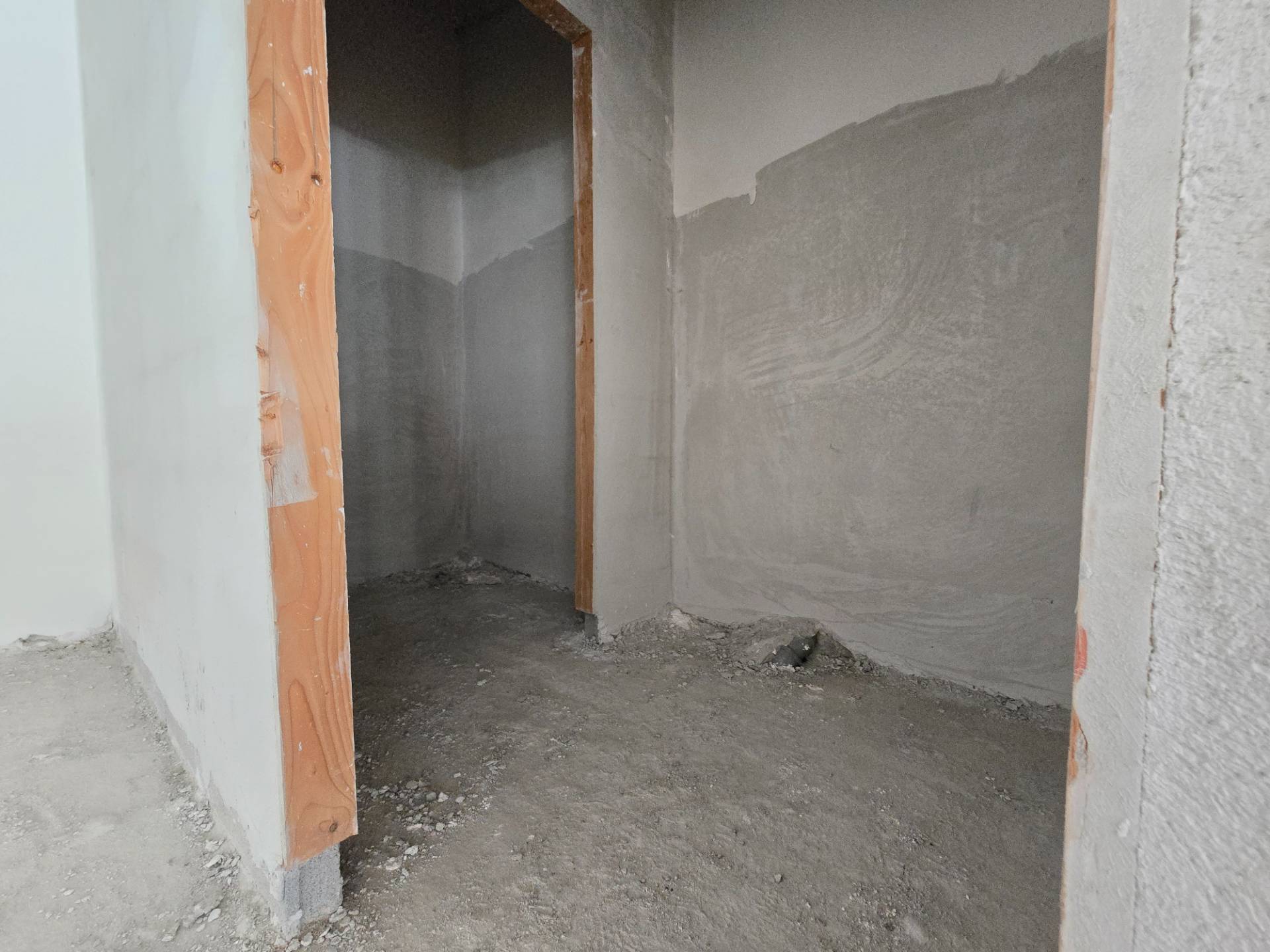 Locale commerciale in vendita a L'Aquila, Via della Croce Rossa