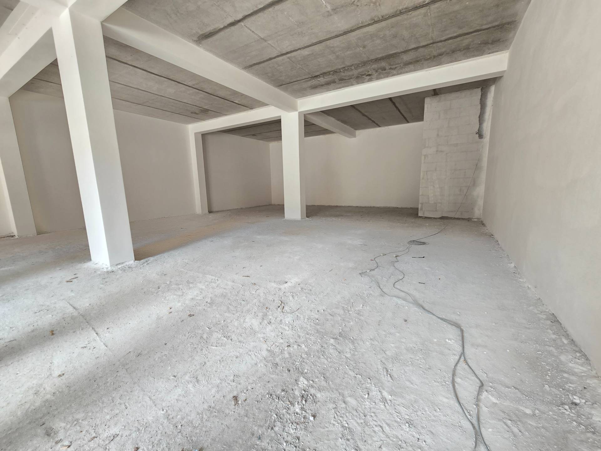 Locale commerciale in vendita a L'Aquila, Via della Croce Rossa