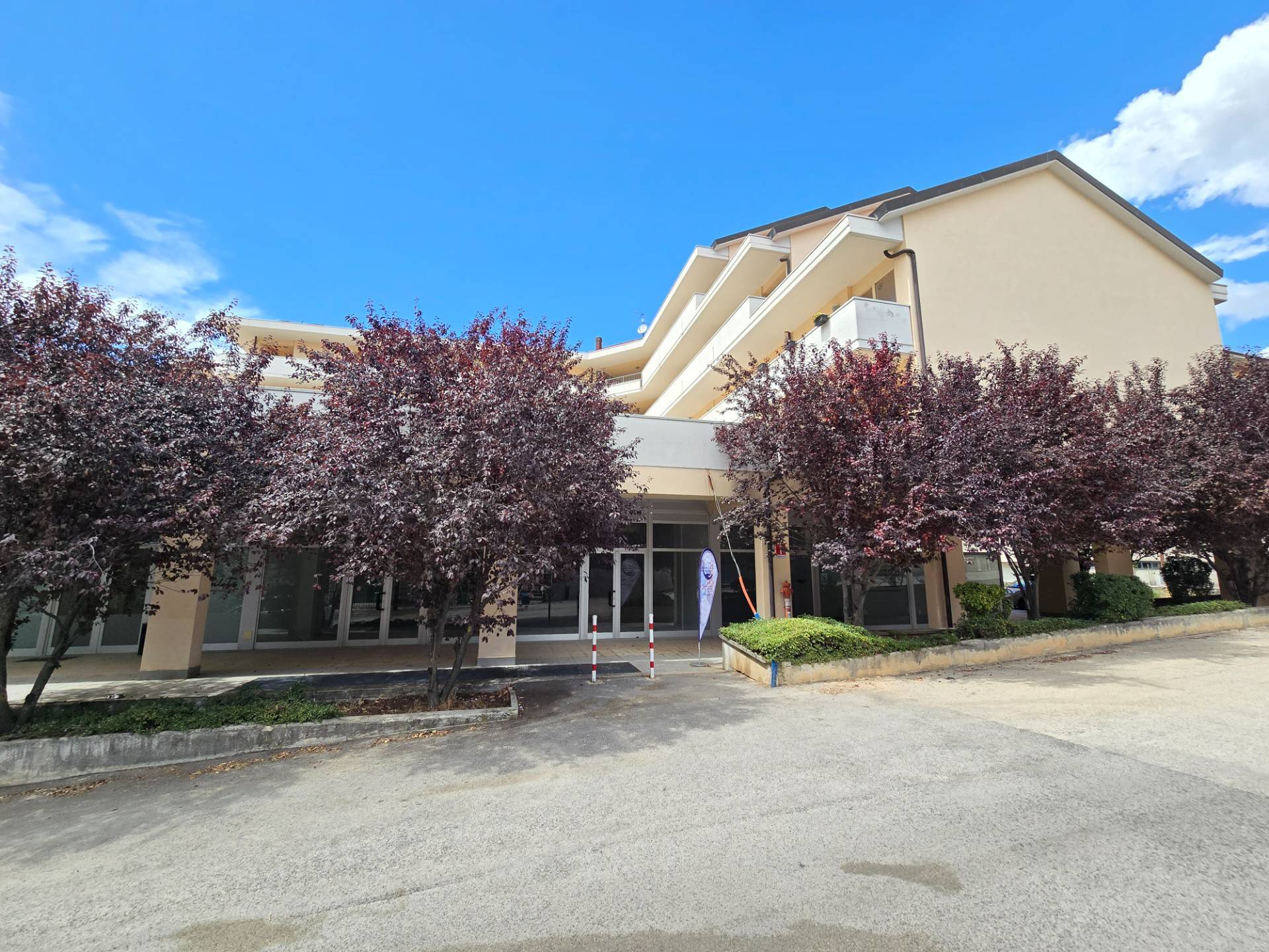 Locale commerciale in vendita a L'Aquila, Via della Croce Rossa