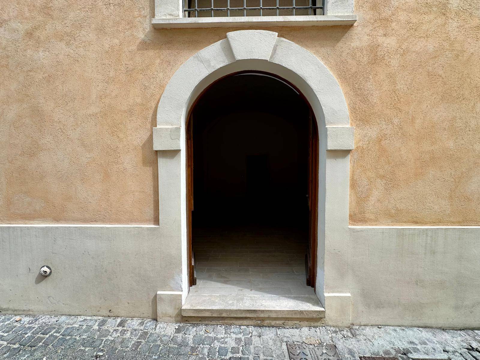 Locale commerciale in affitto a L'Aquila, Centro storico