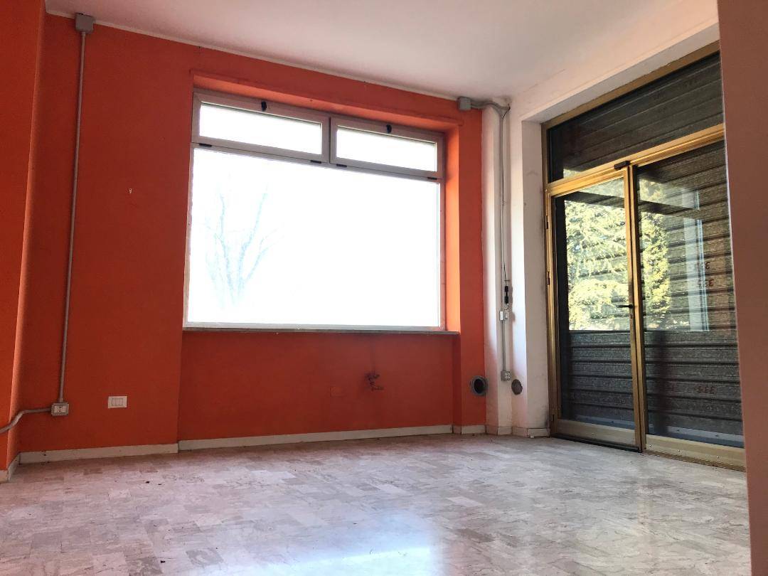 Locale commerciale in affitto a L'Aquila, Torrione