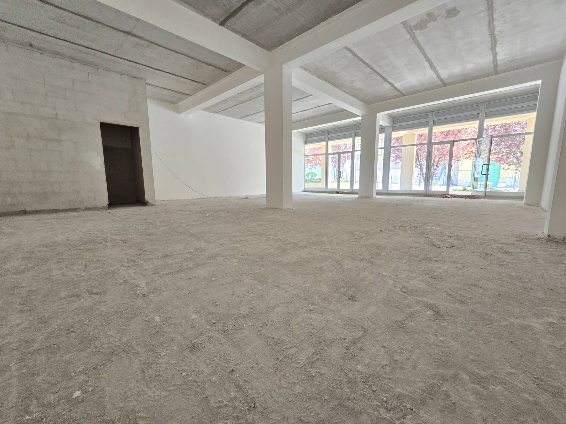 Locale commerciale in vendita a L'Aquila, Via della Croce Rossa