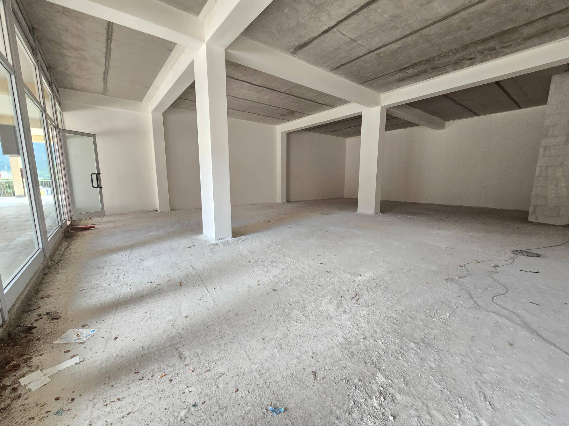 Locale commerciale in vendita a L'Aquila, Via della Croce Rossa