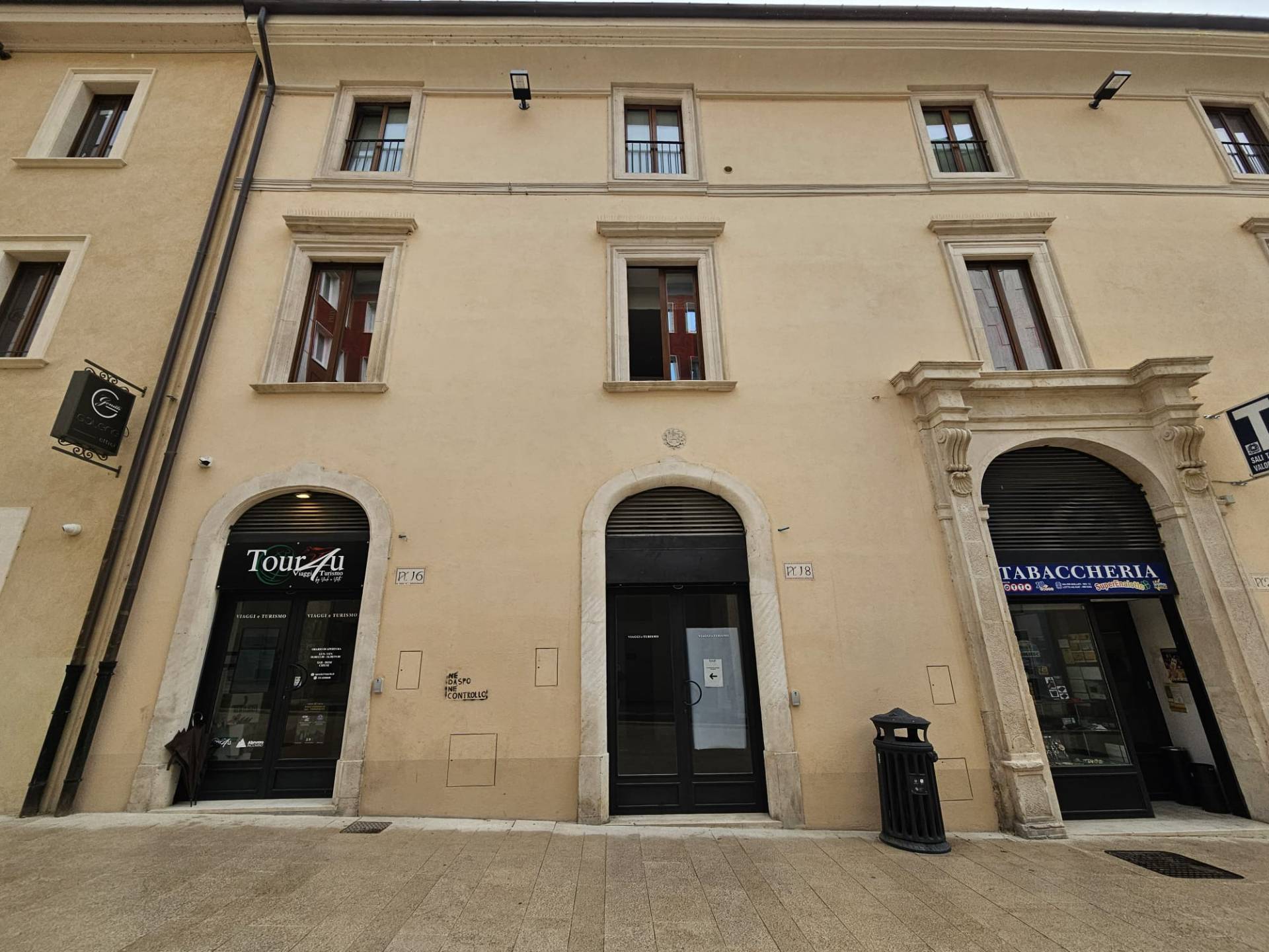 Locale commerciale in affitto a L'Aquila, Centro storico