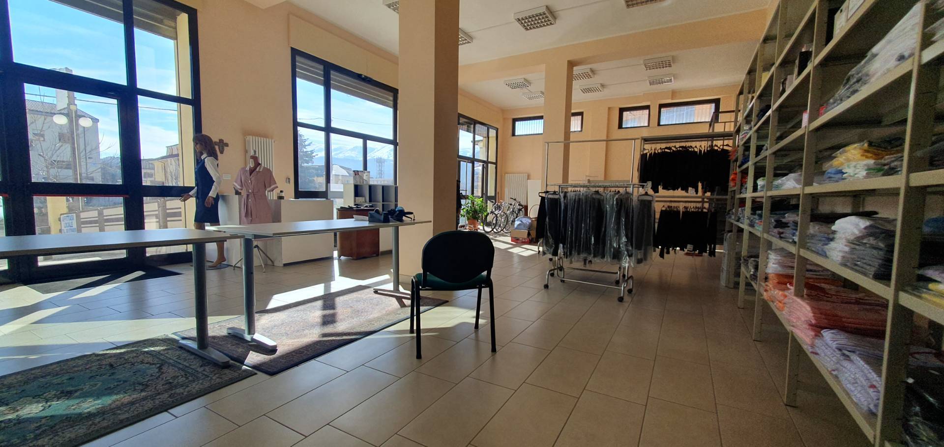 Locale commerciale in affitto a L'Aquila, Piazza d'Armi