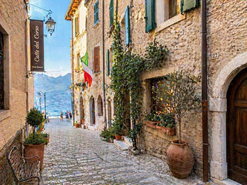 Locale commerciale classe A4 a Torri del Benaco