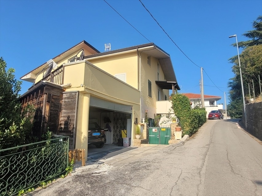 Casa indipendente con box doppio in via croci 24, Casalincontrada