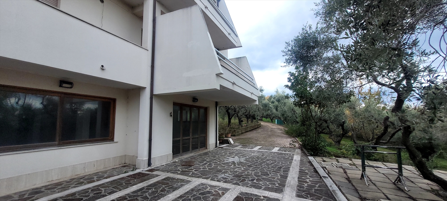 Villa con giardino in via brucicci, Ortona