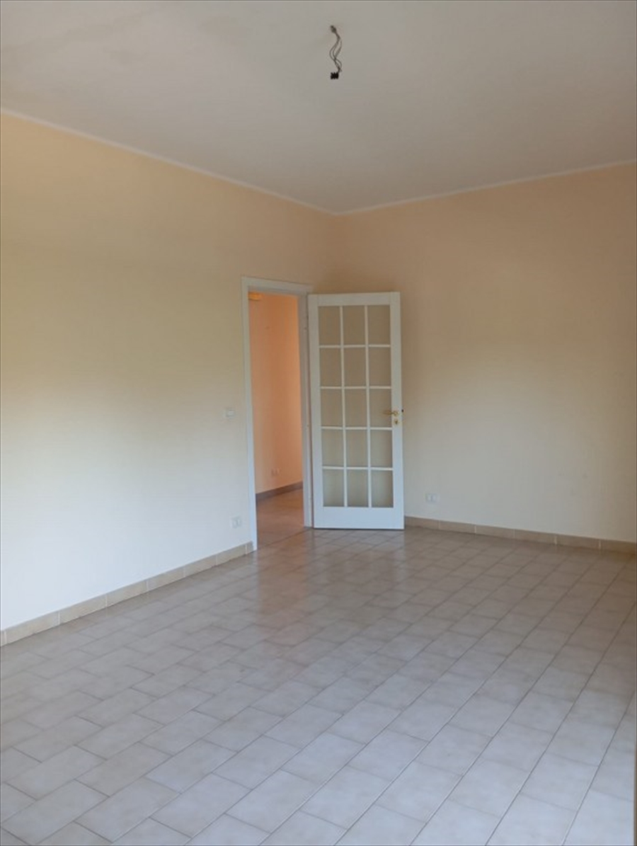 Trilocale con box in strada statale 106 jonica piano 1, Reggio Calabria
