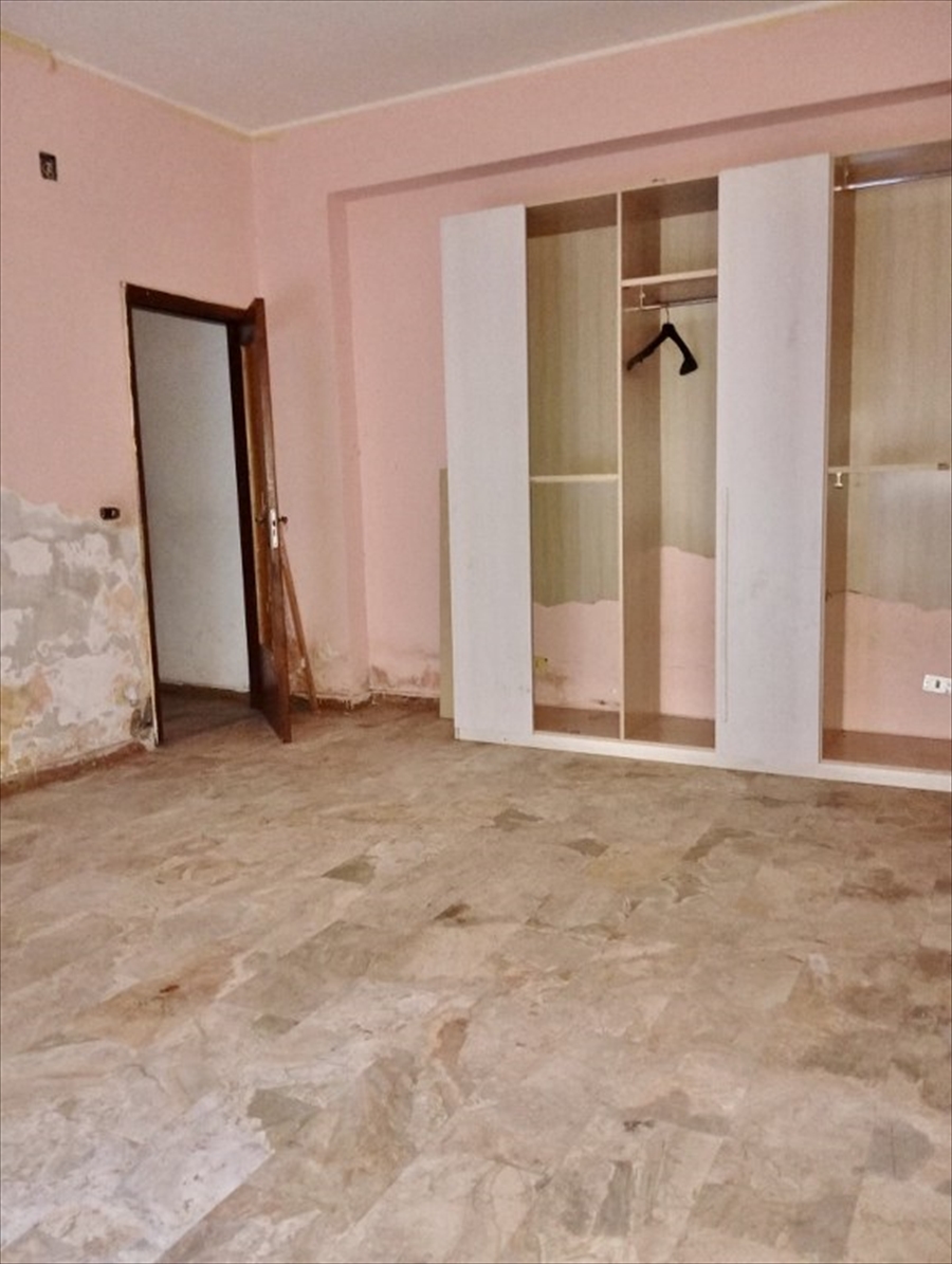 Quadrilocale da ristrutturare in via strada privata traversa irto, Reggio Calabria
