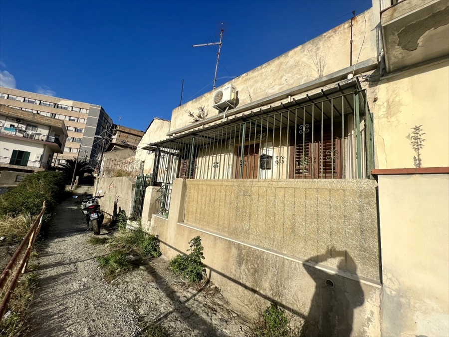 Casa indipendente da ristrutturare in via casalotto, Reggio Calabria