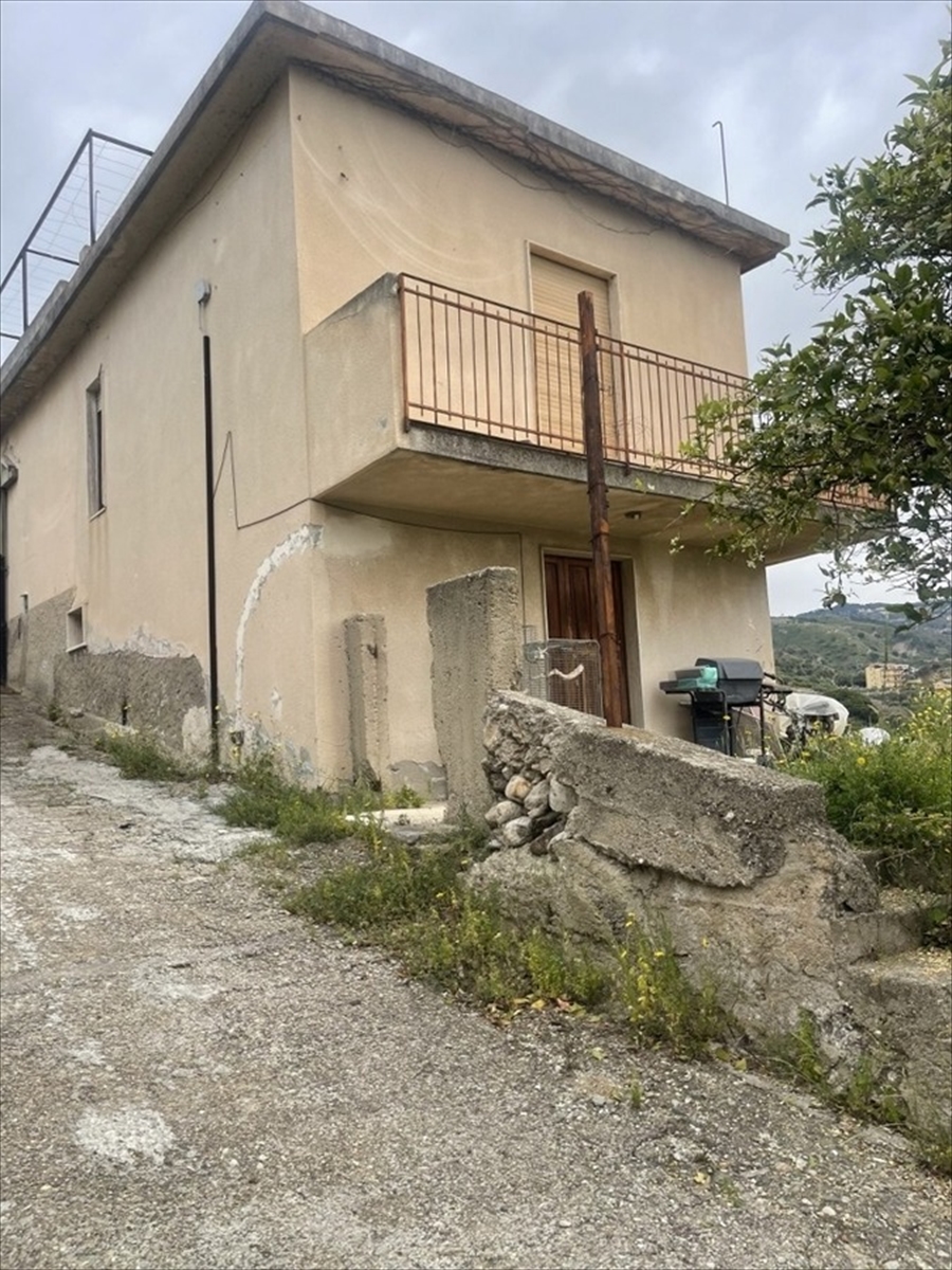 Casa indipendente con giardino in via spirito santo, Reggio Calabria