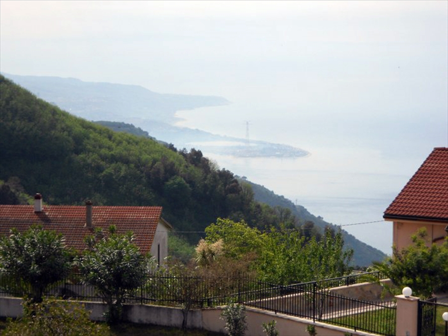 Villa con giardino in villaggio del pino, Scilla