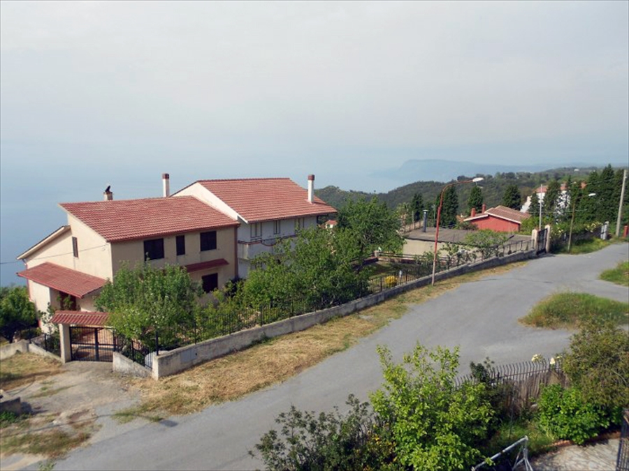 Villa con giardino in villaggio del pino, Scilla
