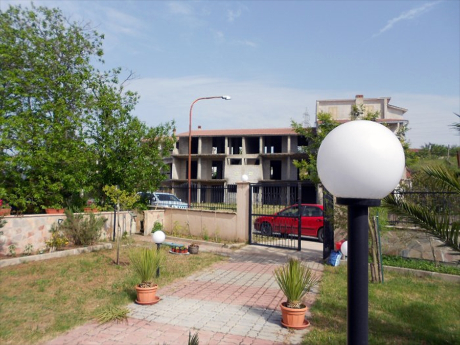 Villa con giardino in villaggio del pino, Scilla